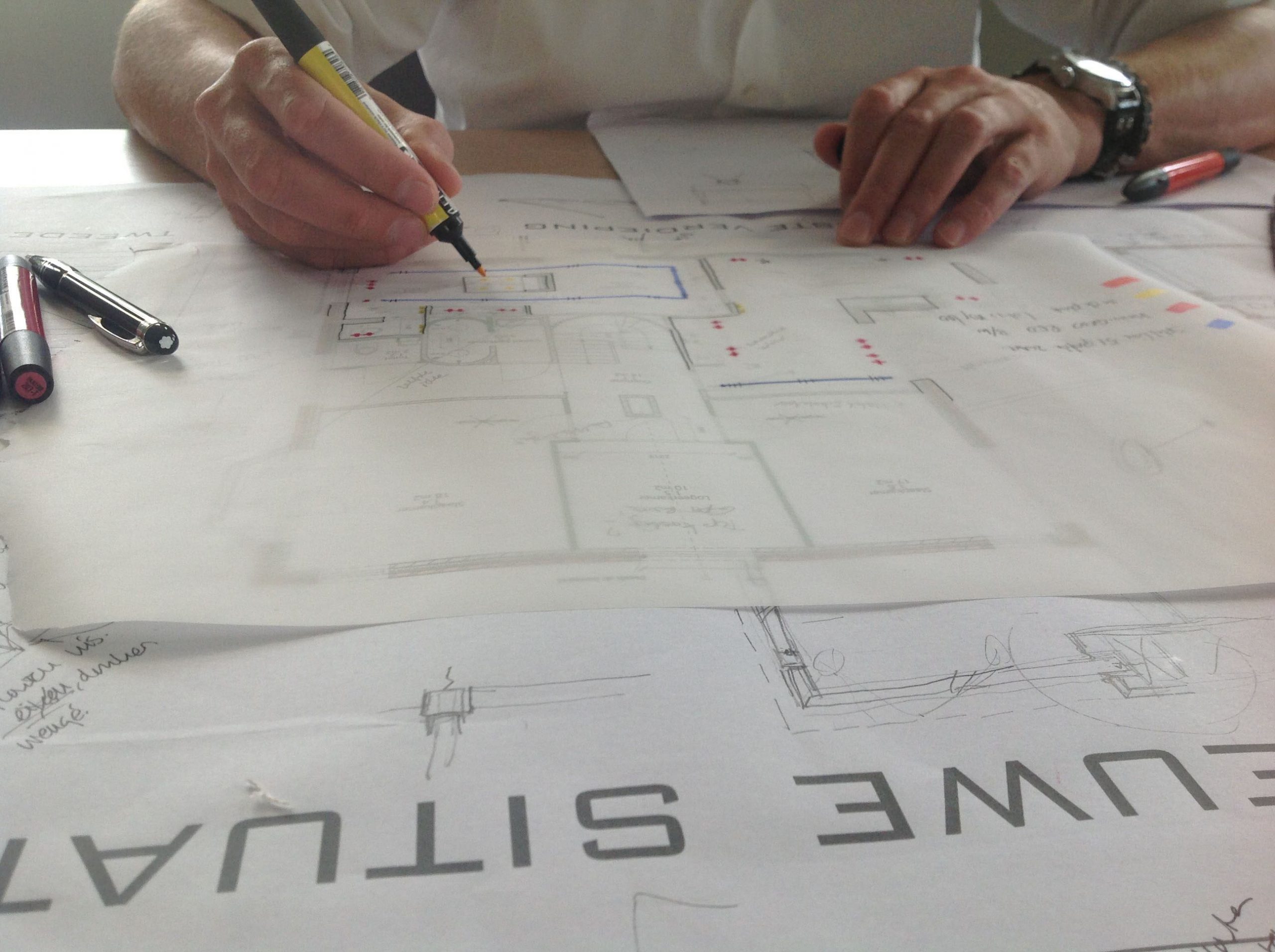 Ontwerpsessie: Ellis Kamerling schetst op een plattegrond