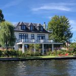 Luxe villa verbouwing aan het water – Villa aan de Leede met moderne aanbouw en zicht op de tuin