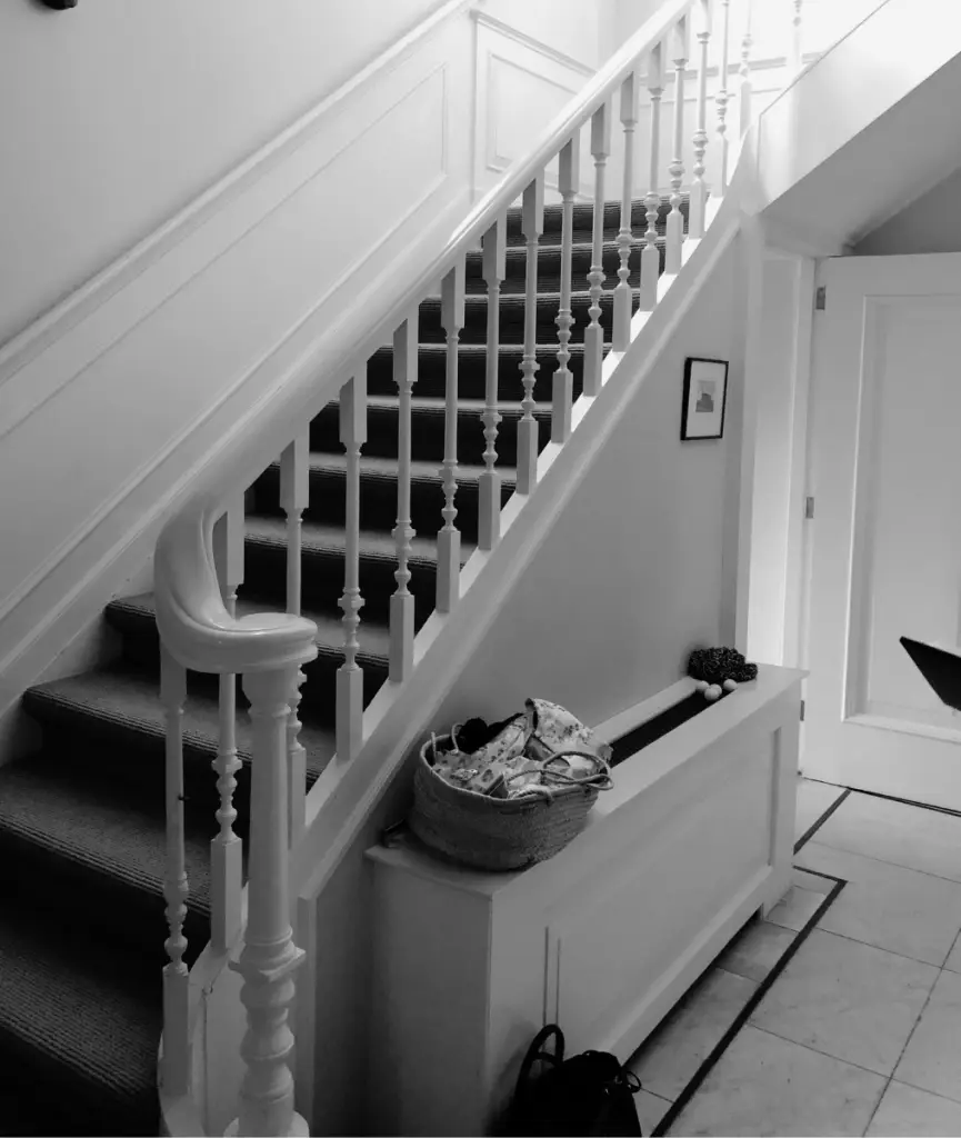 Oude trapopgang met gesloten wand en klassieke detaillering vóór verbouwing Villa aan de Leede