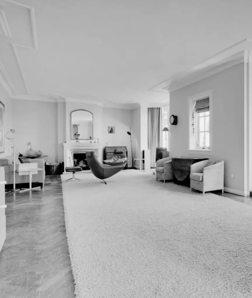 Originele woonkamer met haard, sierlijsten en klassieke inrichting in Villa aan de Leede vóór renovatie