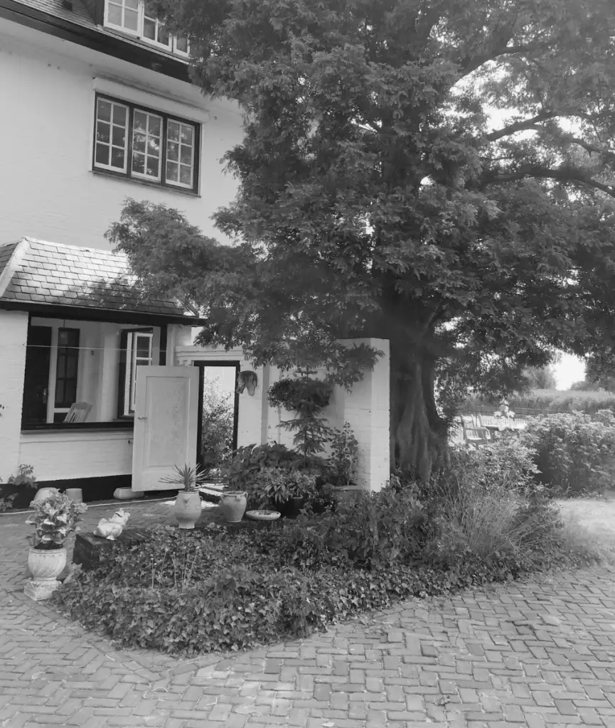 Oude voorgevel van Villa aan de Leede met grote sequoiaboom en klassieke entree