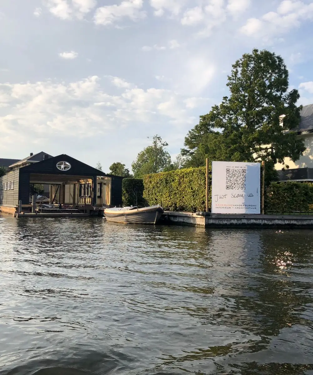 Modern botenhuis aan het water met zicht op de gerenoveerde villa – Villa aan de Leede, Warmond