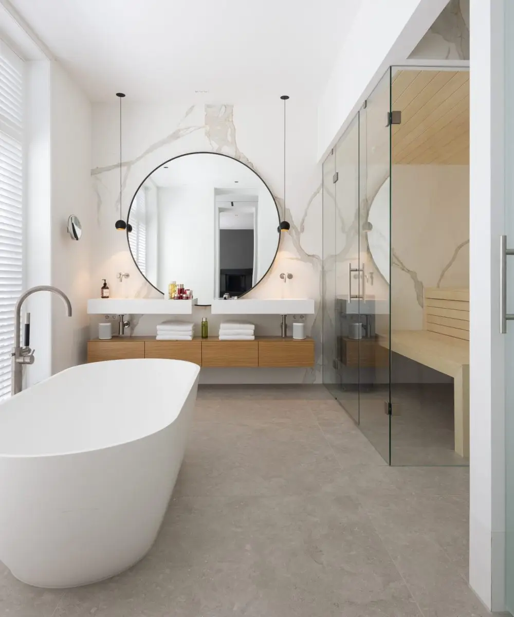 Exclusieve badkamer in luxe villa aan de Leede met vrijstaand bad, houten badkamermeubel en glazen sauna