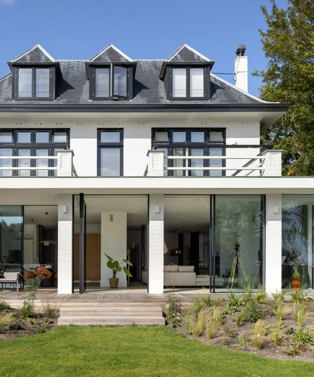 Gerenoveerde klassieke villa met moderne uitbouw en grote glazen puien aan de tuinzijde – Villa aan de Leede in Warmond