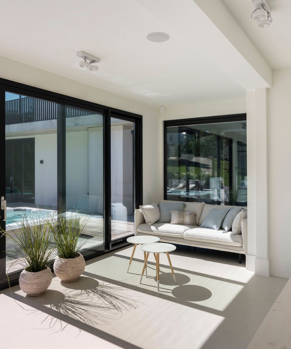 Serre met zitplek en zicht op tuin in villa Noordwijk