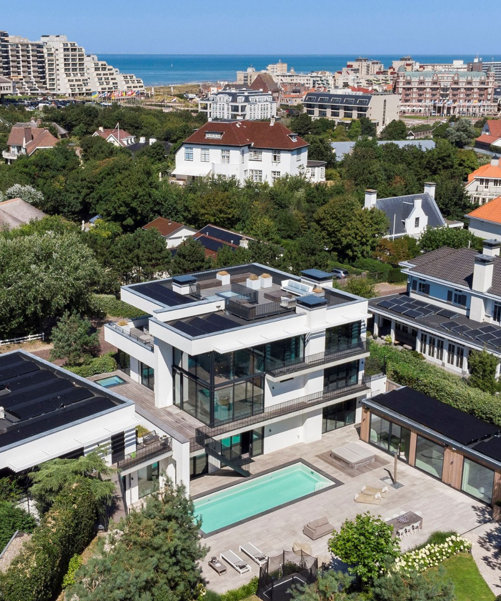 Luchtfoto van villa Noordwijk met zwembad en zicht op zee