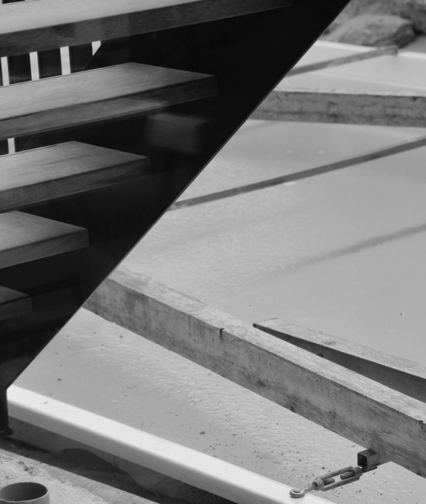 Detail van trapconstructie en ruwbouw naast zwembad villa Noordwijk