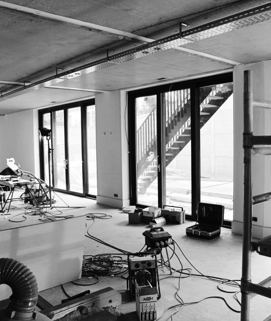 Ruwbouw van begane grond met installaties in villa Noordwijk