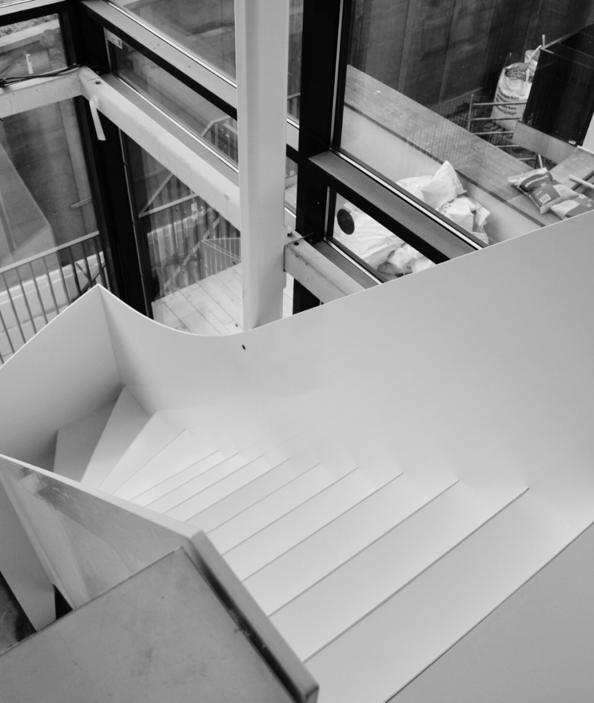 Witte sculpturale trap in aanbouw – vide villa Noordwijk