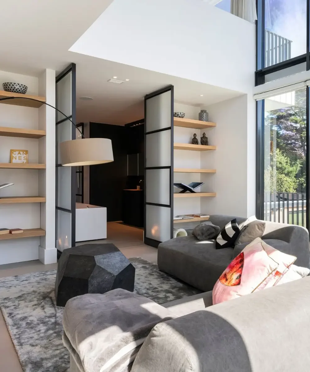 Loungehoek met doorkijk naar badkamer in villa Noordwijk