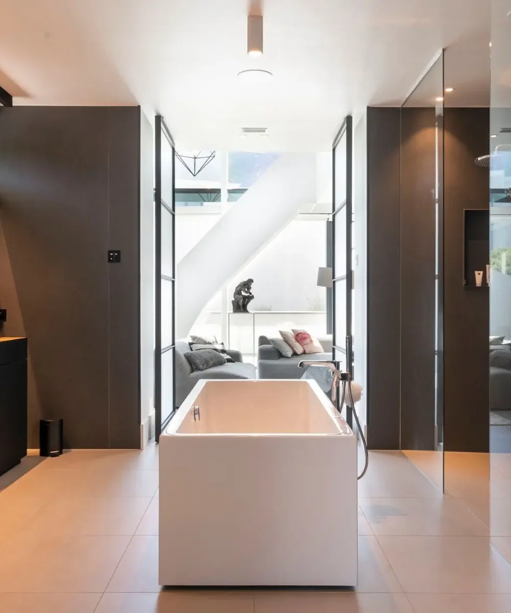 Vrijstaand bad in luxe badkamer villa Noordwijk met zichtlijn naar zithoek