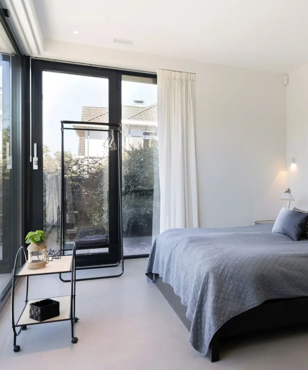 Slaapkamer villa Noordwijk met openslaande deuren naar tuin