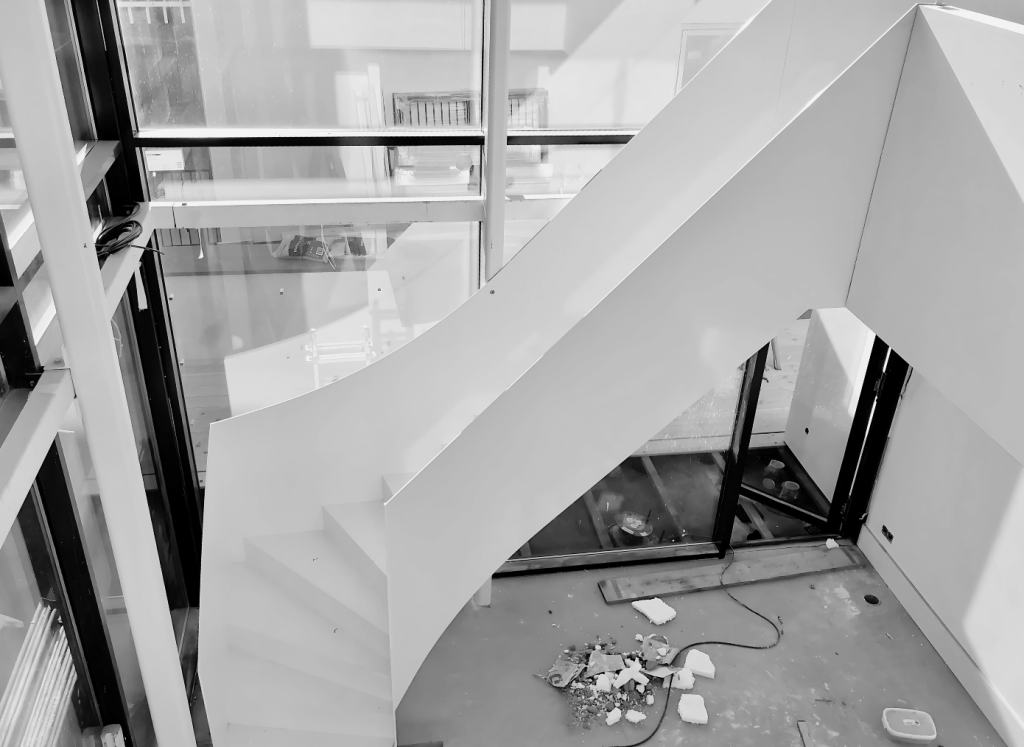Trapconstructie in aanbouw in vide van villa Noordwijk