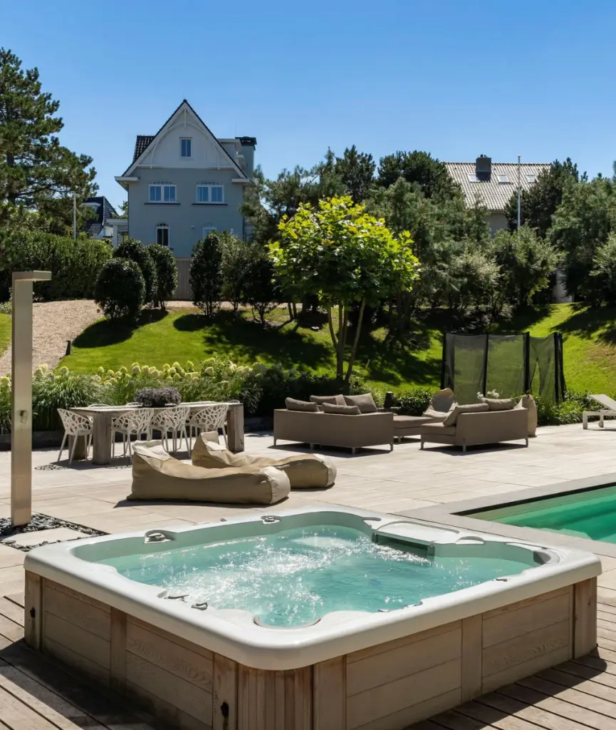 Jacuzzi en loungehoek in tuin bij villa Noordwijk