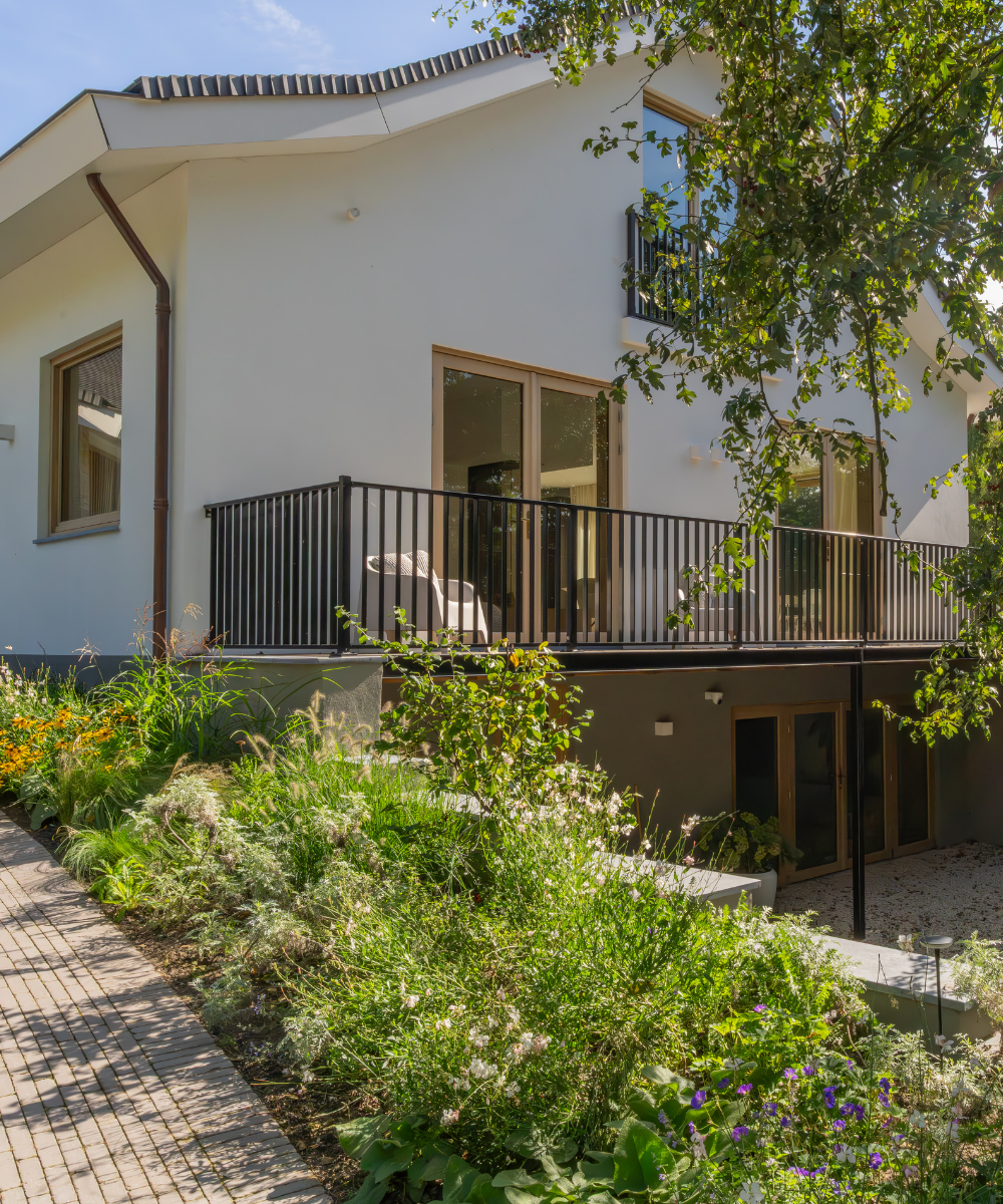 Tuin rondom woning na herinrichting, landschapsontwerp met volwassen beplanting