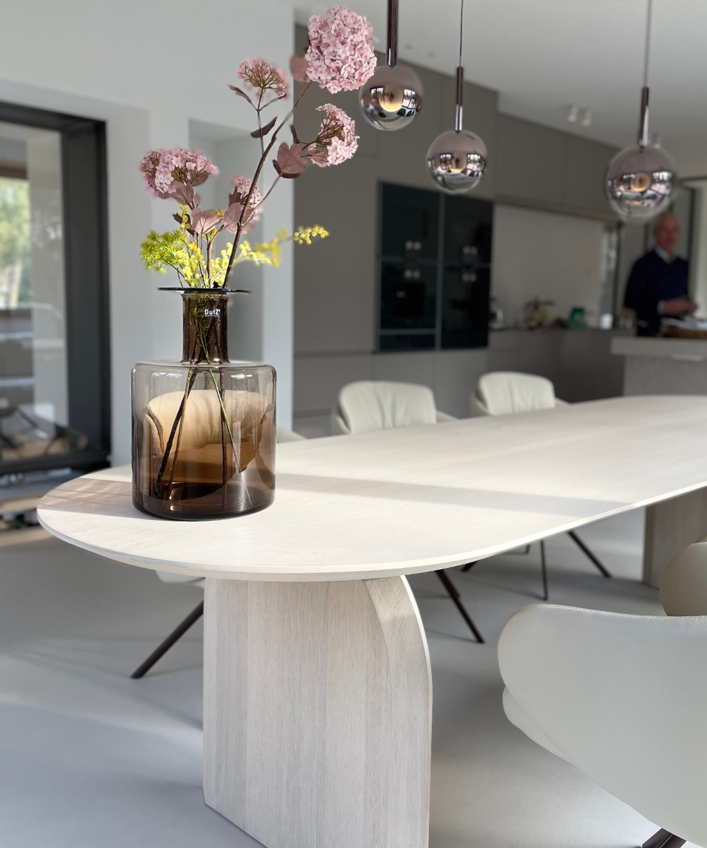 Op maat gemaakte keuken en eettafel na renovatie