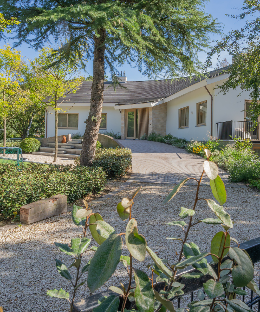 Entree van woning na verbouwing, overdekt terras en natuurlijke materialen