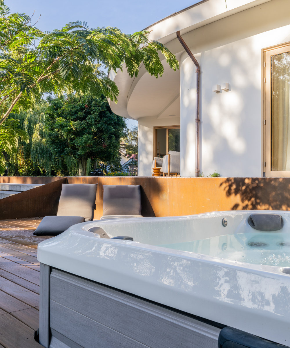 Jacuzzi met ligbedden