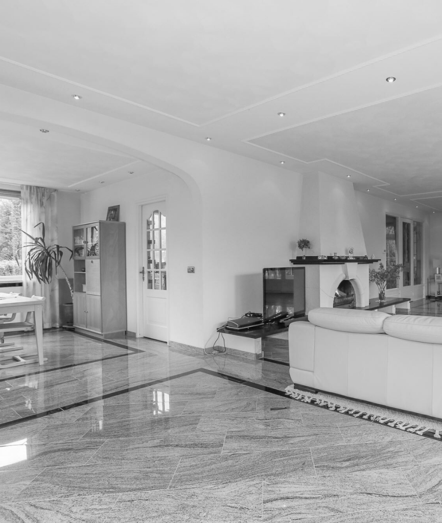 Woonruimte in bestaande situatie vóór verbouwing, zicht op lichtinval en ruimte