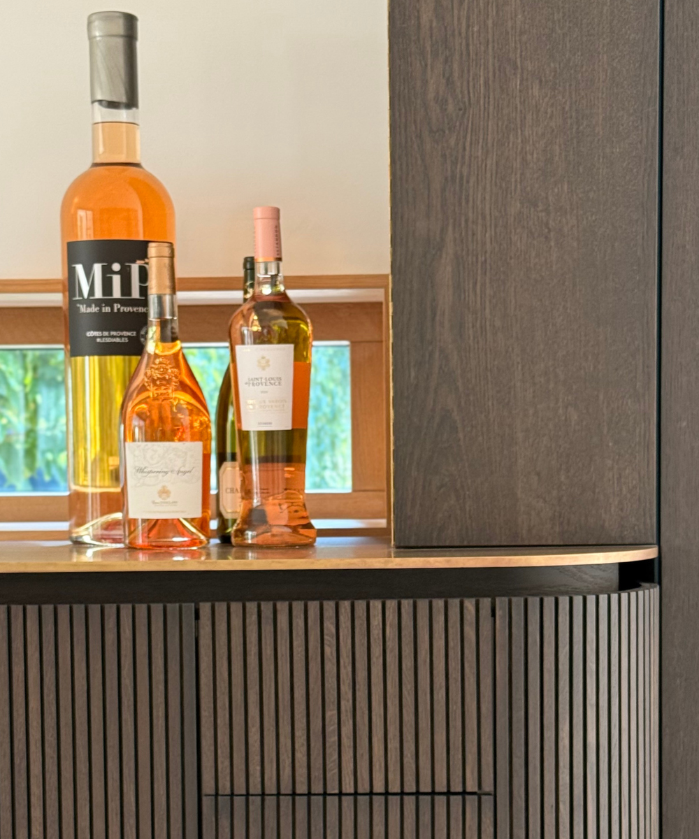 Maatwerk kast met messing details en donker eiken