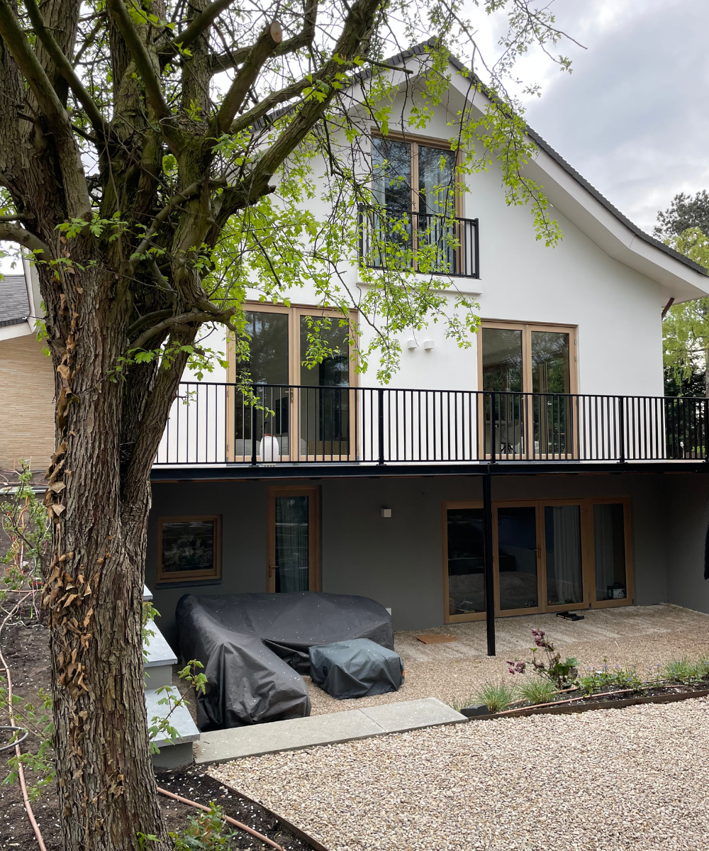 roene tuin met zichtlijnen en terrassen, ontworpen na verbouwing van de woning