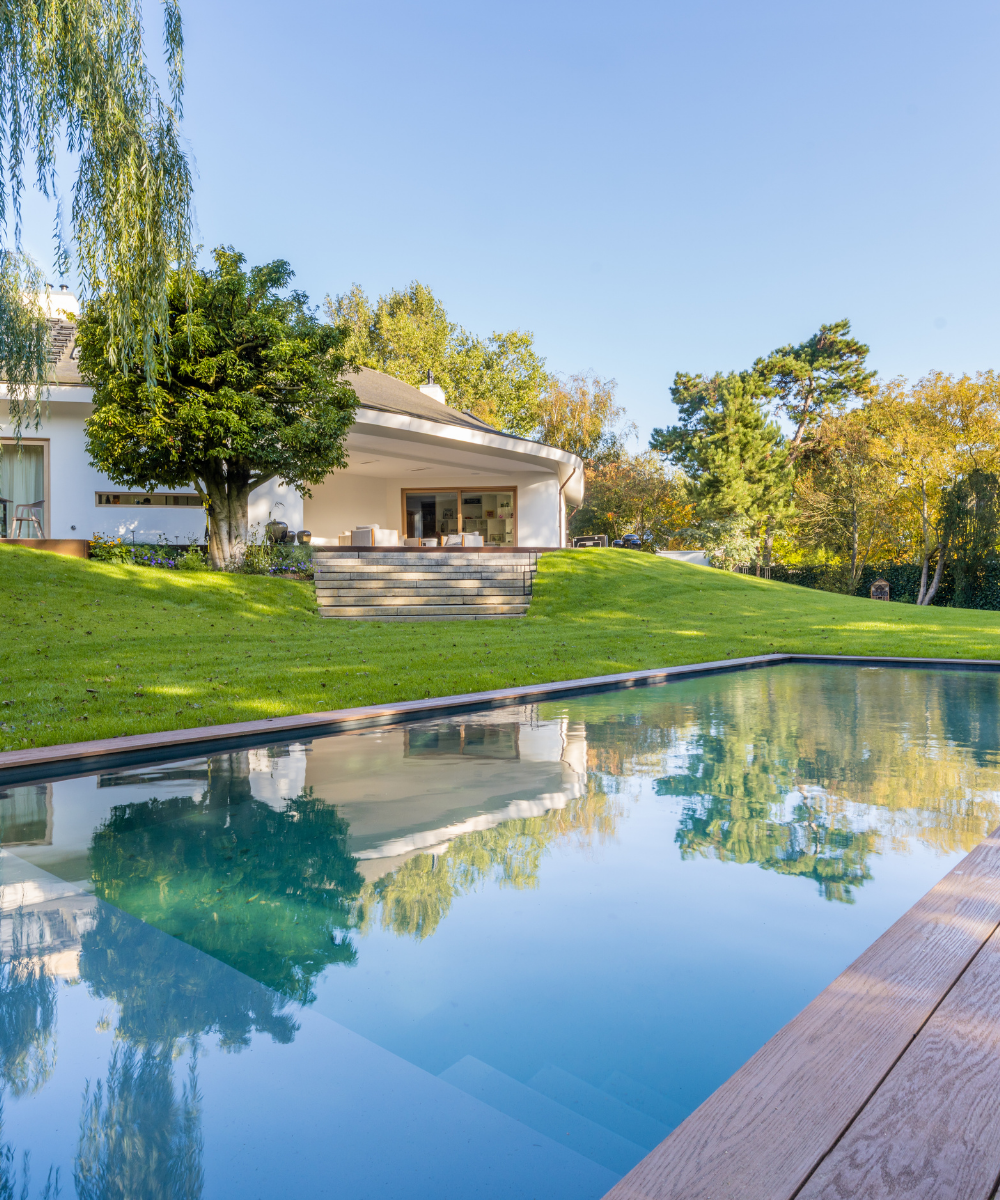 zicht naar villa vanaf het zwembad terras