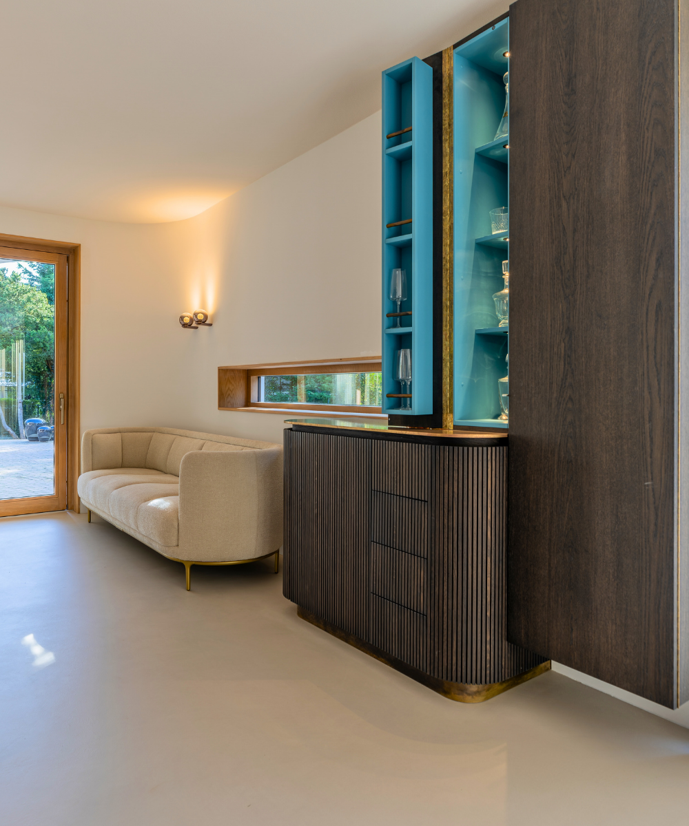 Maatwerk kast, donker hout met messing blad en wijnkoelkast