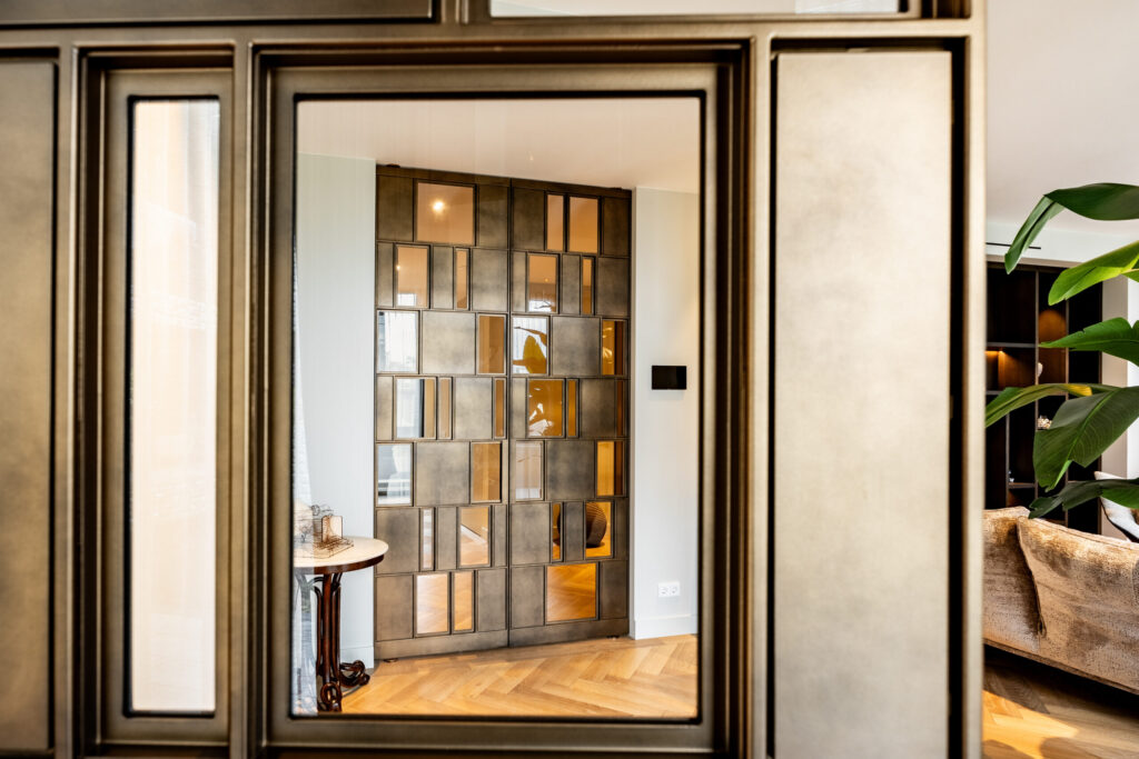 Bronzen stalen deuren met een raster van vaste panelen en glas in Appartement Valeriusplein in Amsterdam