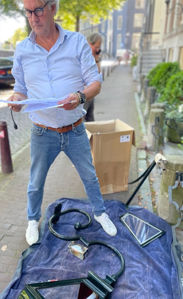 Cees van der Burgh met de bouwtekening op locatie