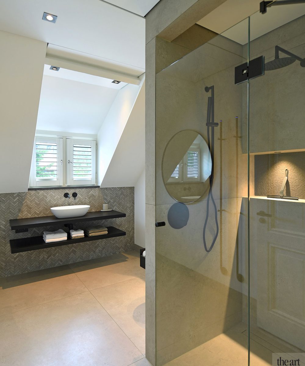 Badkamer met glazen douchewand en ronde spiegel
