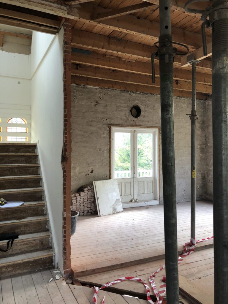 Trappenhuis van het landhuis tijdens de verbouwing