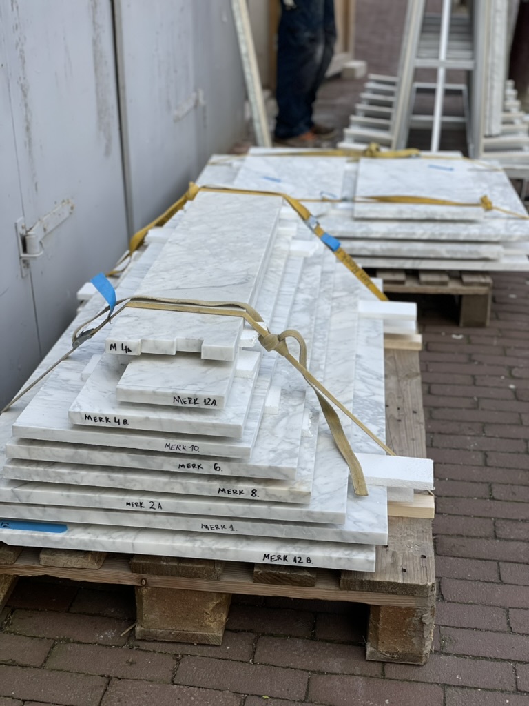 Op maat gemaakte marmeren traptreden bij levering op de bouw