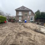 Kale tuin van zand tijdens de verbouwing, voor de aanleg