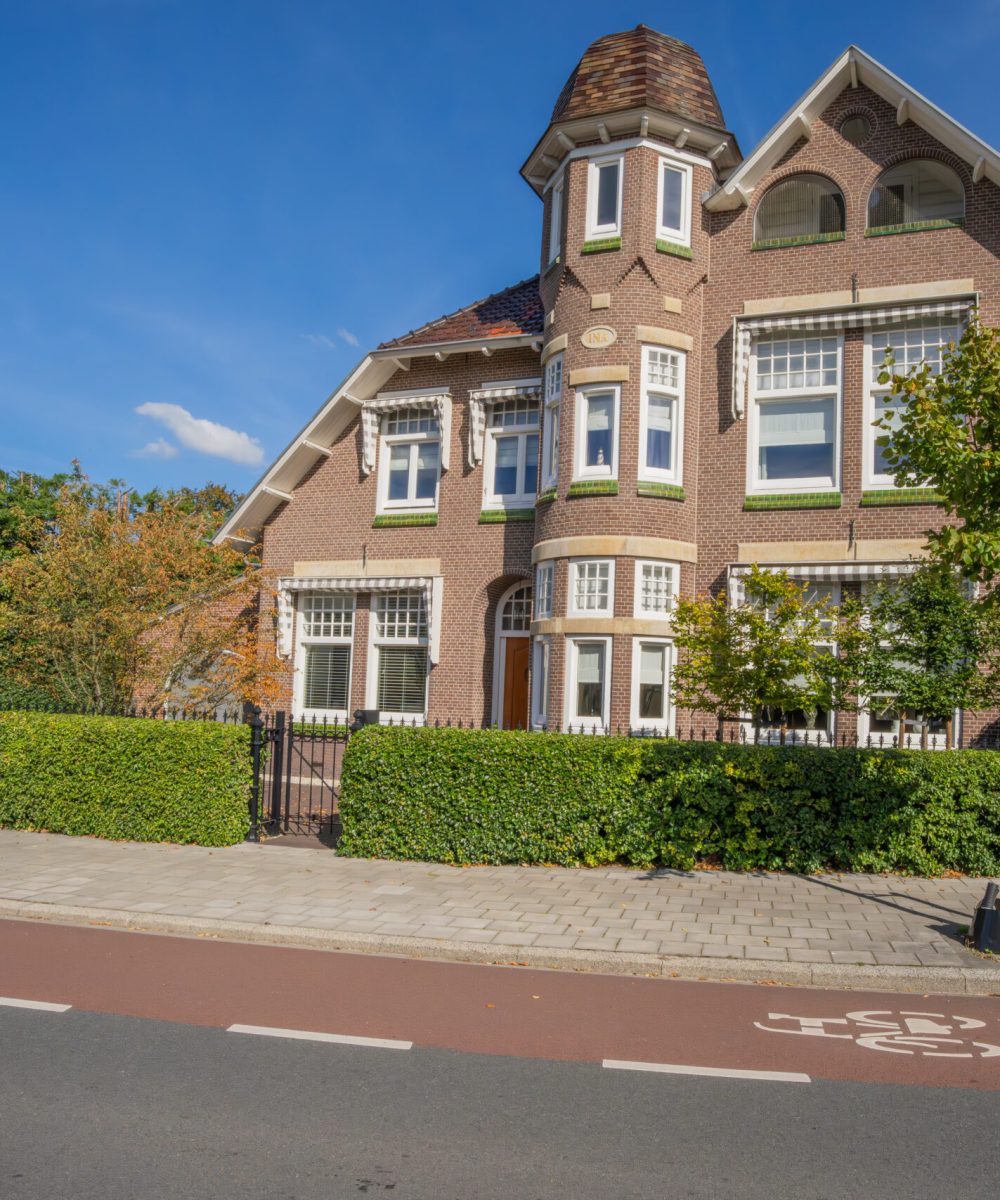 Landhuis met nieuw aangelegde voortuin in Oegstgeest