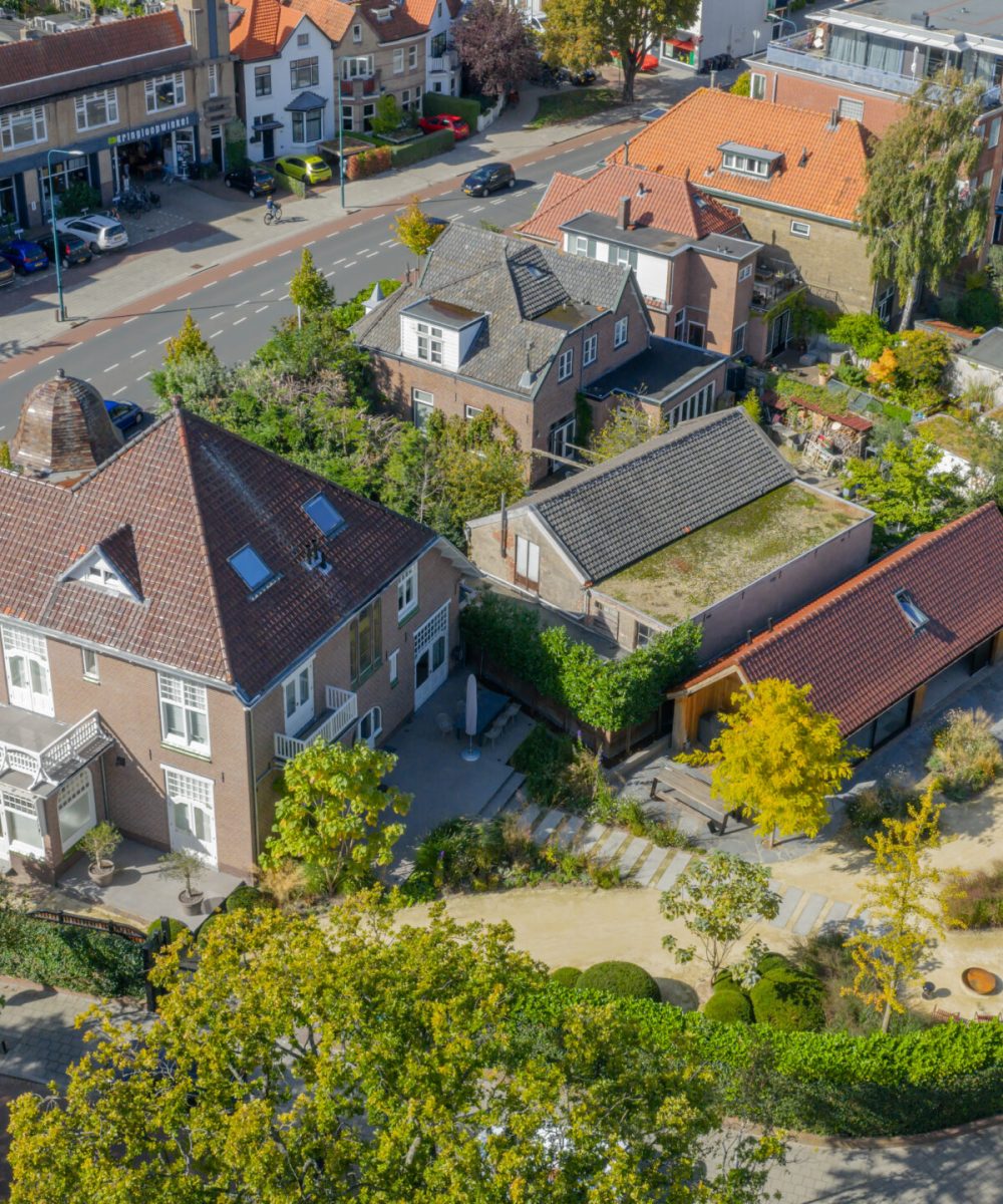 Luchtfoto van de tuin rondom het landhuis in Oegstgeest