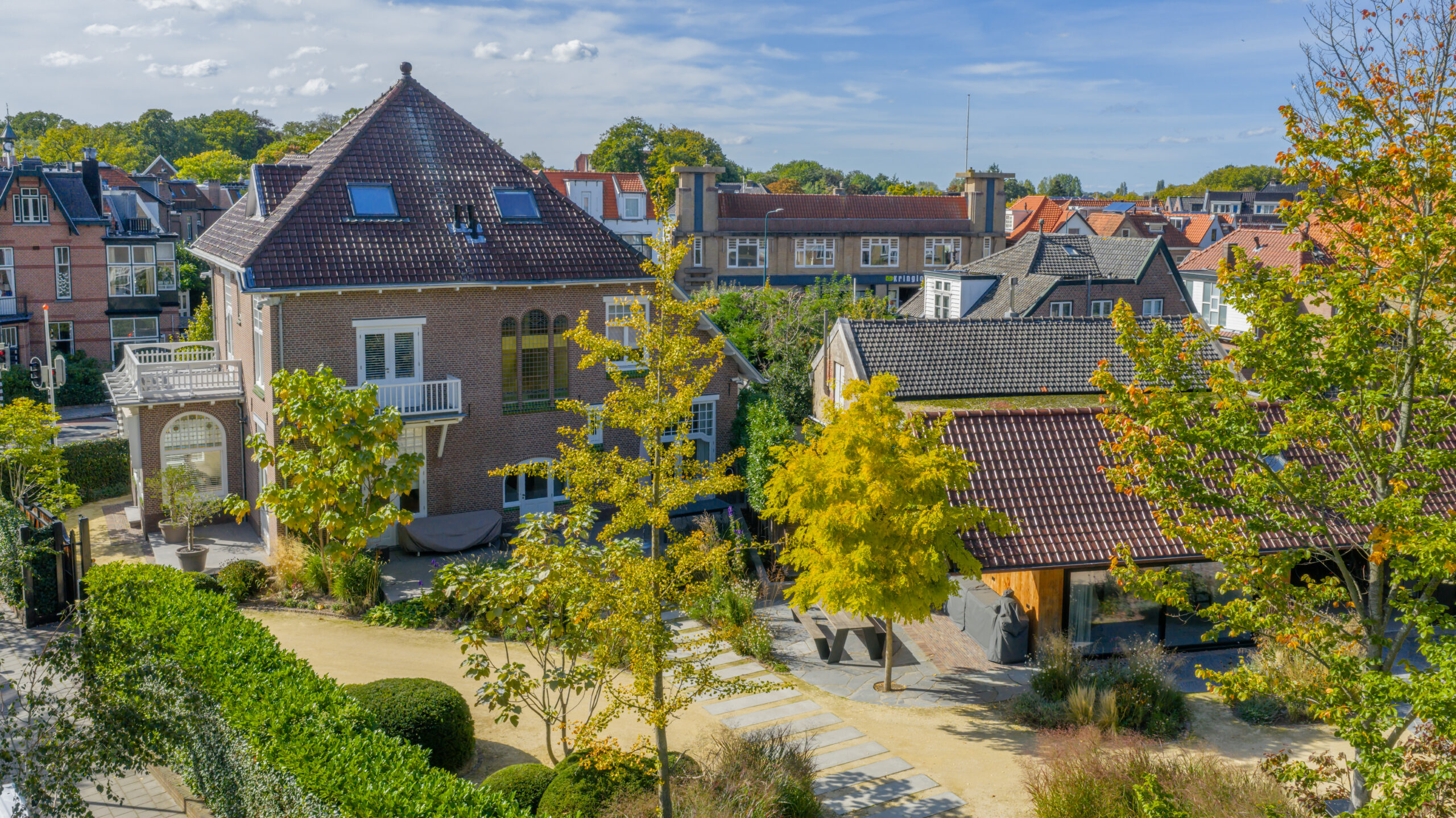 Luchtfoto van de voortuin en het landhuis in Oegstgeest