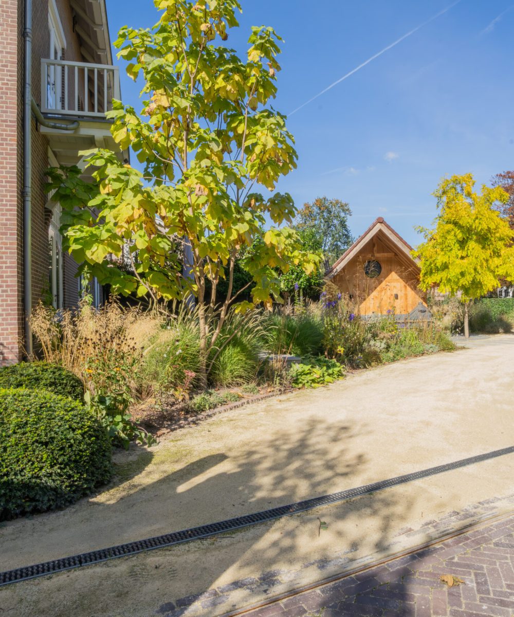 Tuinpad met beplanting langs het landhuis in Oegstgeest