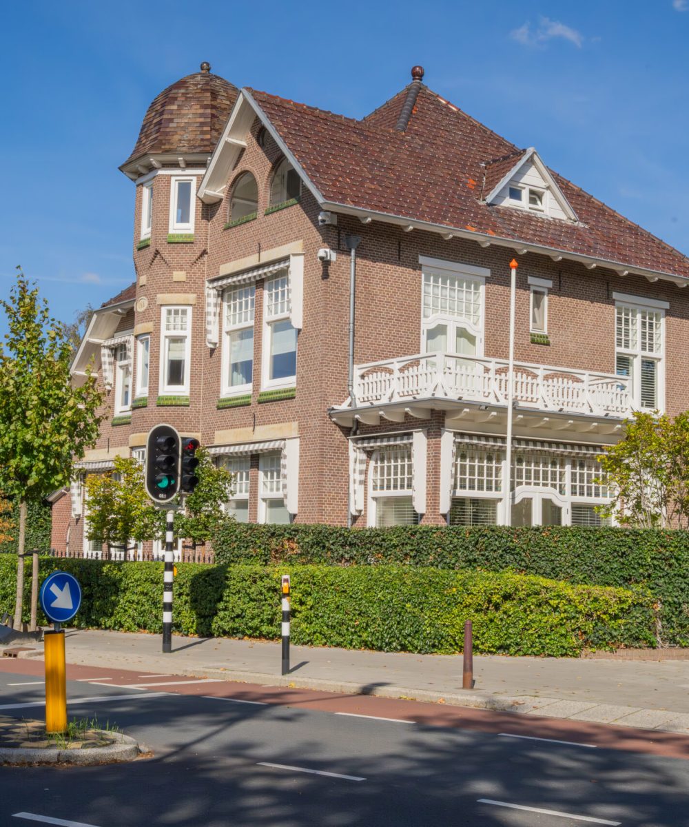 Voortuin en oprit van het landhuis in Oegstgeest