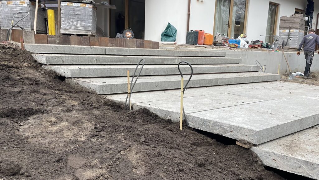 Brede traptreden van Schellevis tussen terras en gazon tijdens de aanleg van de tuin van Villa Boechorst in Noordwijk.