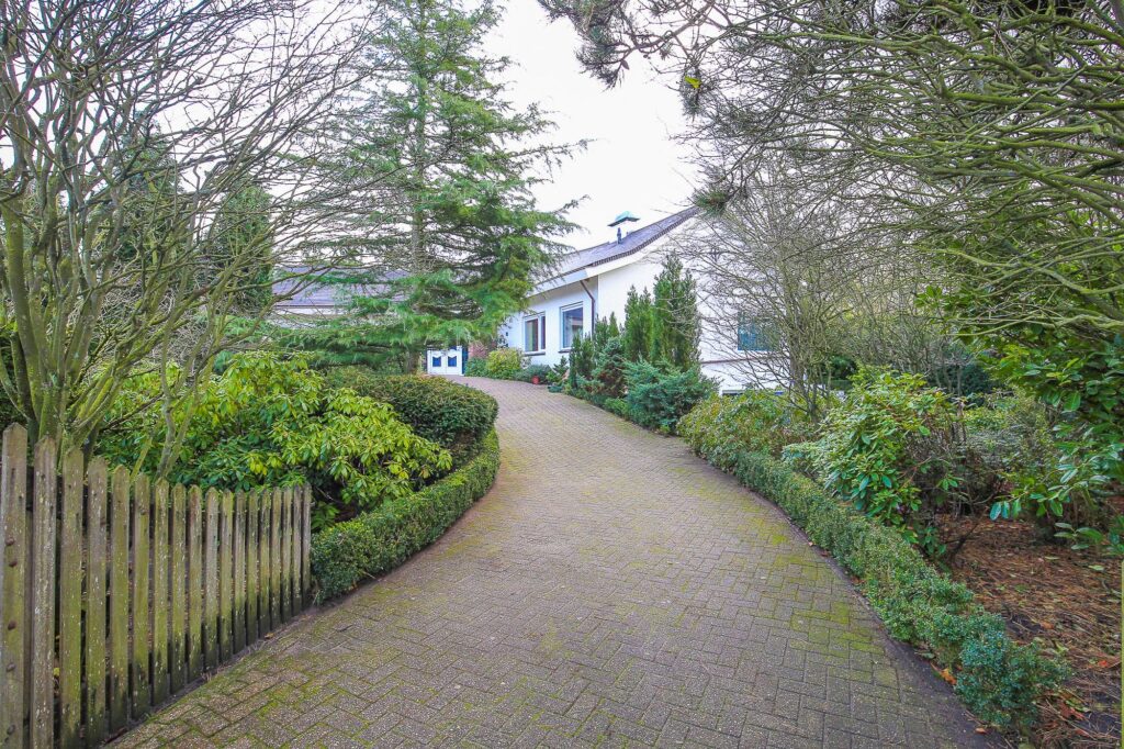 Klinkeroprit langs de villa in de bestaande situatie