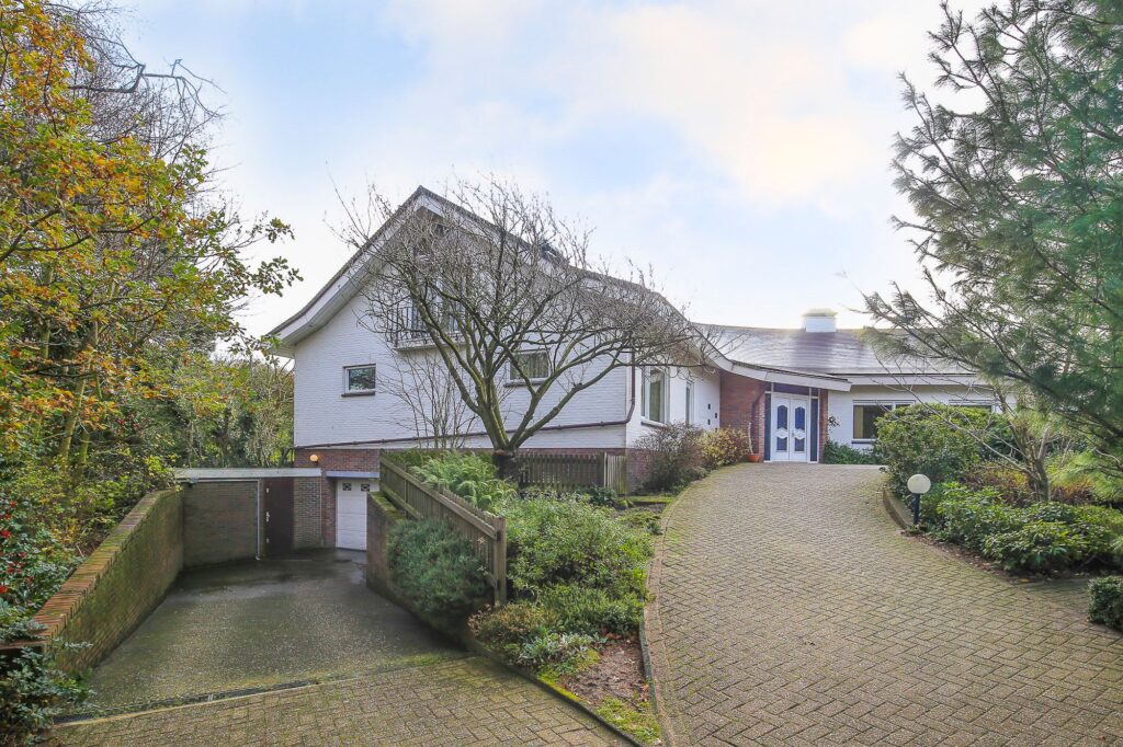 Voorgevel en garage in de bestaande situatie