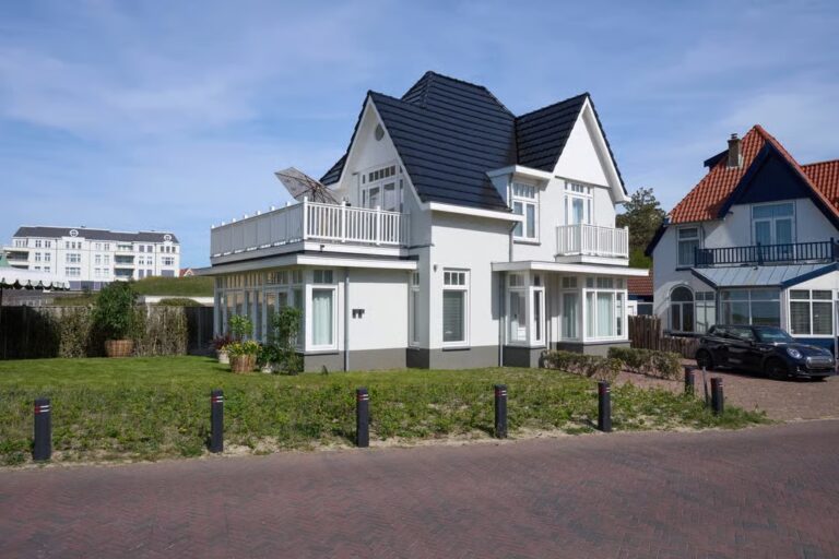 Villa Zeezicht in Noordwijk: wit gestucte villa met donker pannendak en balkons, na de verbouwing door KamerlingvanderBurgh