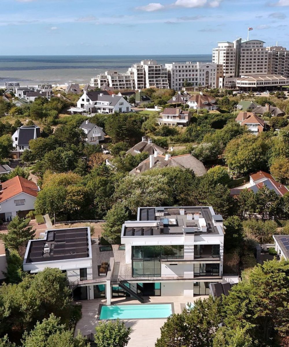 Luchtfoto van de villa in de duinen bij zee in Villa Zuidduinen in Noordwijk. Ontwerp KamerlingvanderBurgh.