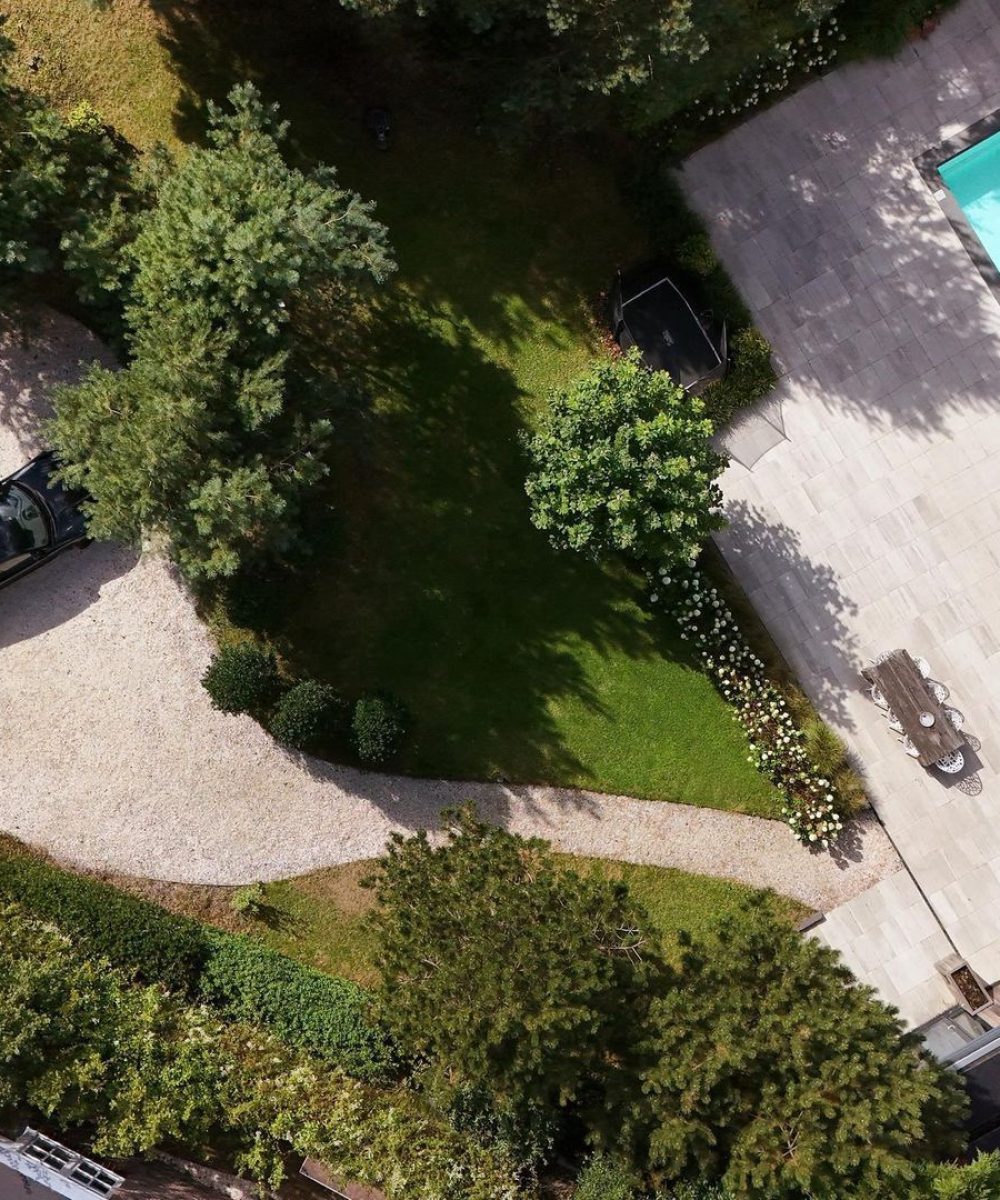 Luchtfoto van zwembad en tuin in Villa Zuidduinen in Noordwijk. Ontwerp KamerlingvanderBurgh.