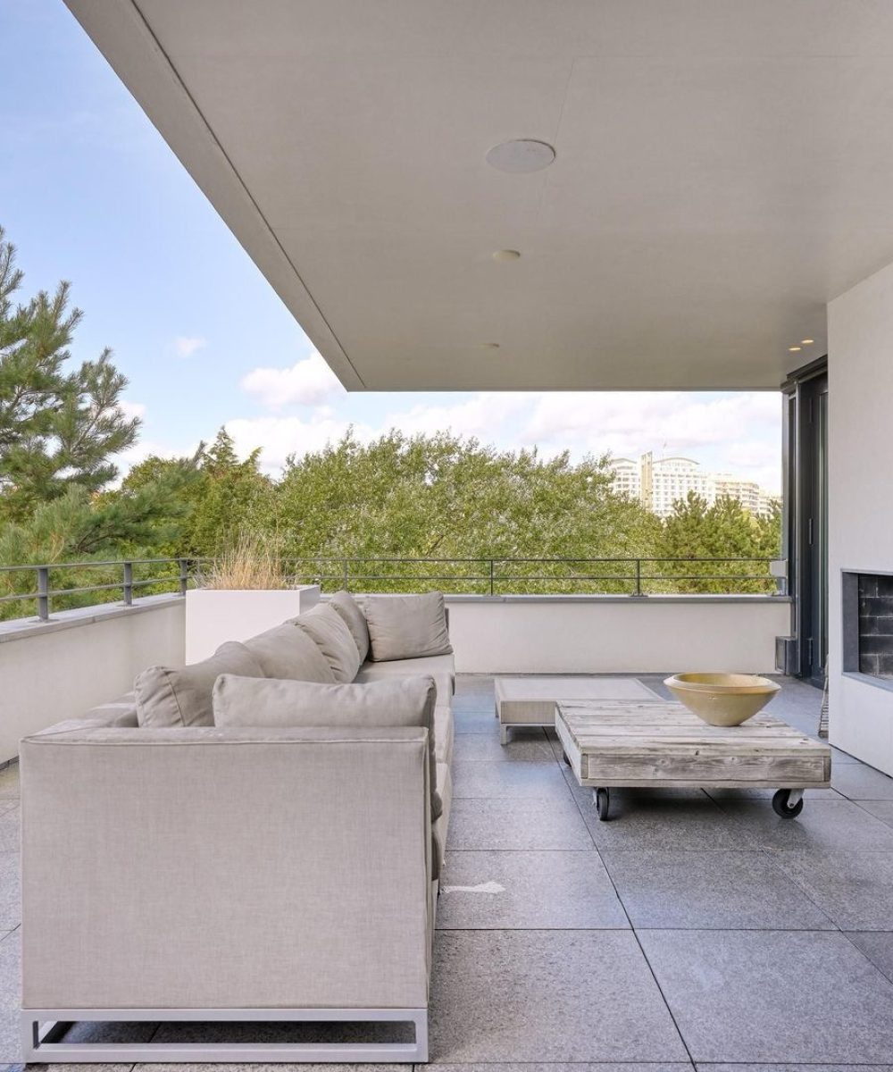 Overdekt dakterras met loungebank in Villa Zuidduinen in Noordwijk. Ontwerp KamerlingvanderBurgh.