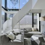 Vide met witte trap boven de woonkamer in Villa Zuidduinen in Noordwijk. Ontwerp KamerlingvanderBurgh.