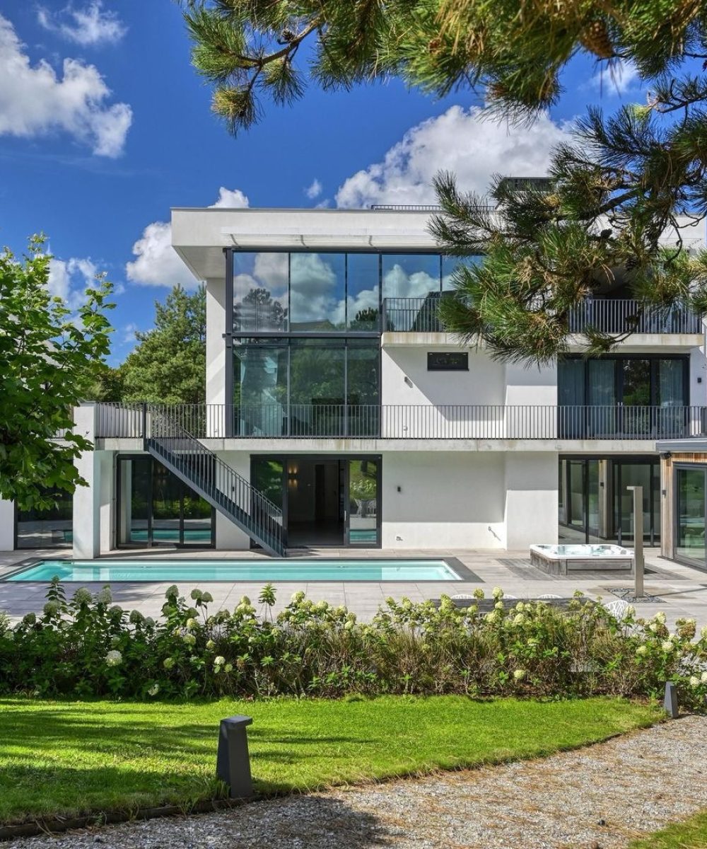 Villa met zwembad en tuin in Villa Zuidduinen in Noordwijk. Ontwerp KamerlingvanderBurgh.