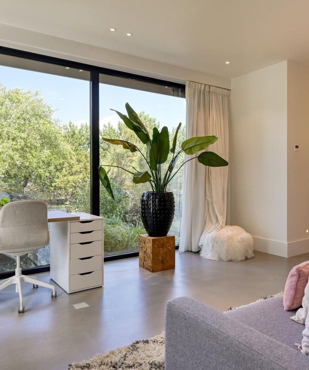 Werkplek met uitzicht op het groen in Villa Zuidduinen in Noordwijk. Ontwerp KamerlingvanderBurgh.